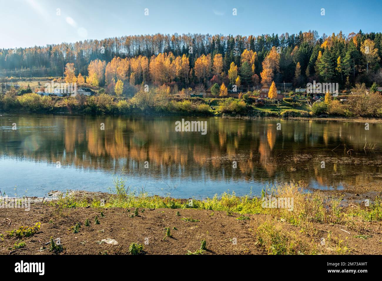 Una vista pittoresca dalla riva del fiume Sylva in un luminoso giorno d'autunno. Foto scattata nel villaggio di Filippovka, distretto di Kurgursky, Perm Territo Foto Stock