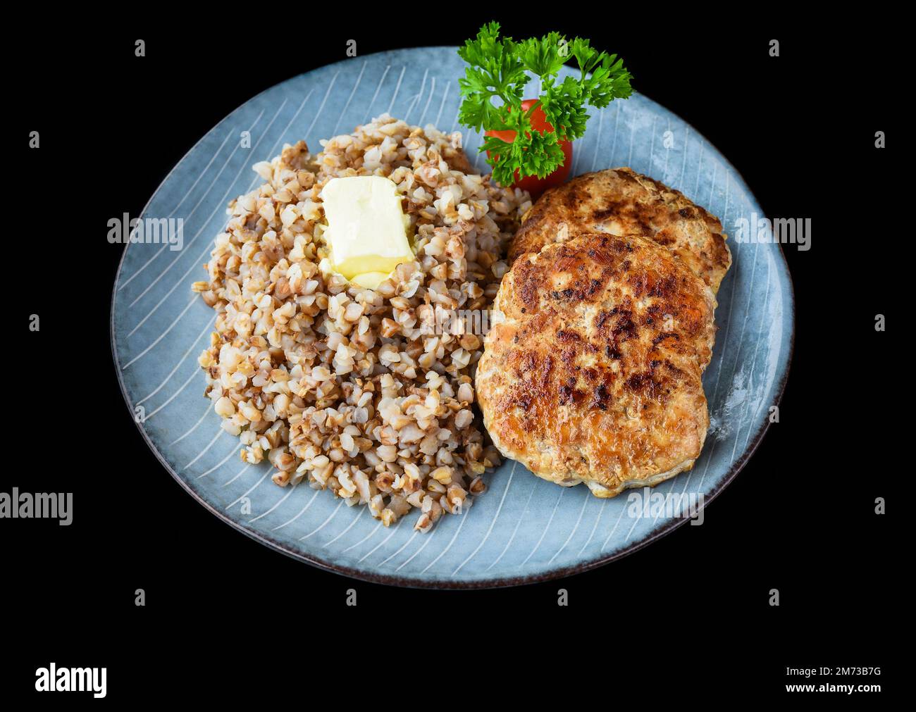 grano saraceno con cotolette di carne su sfondo nero vista dall'alto Foto Stock