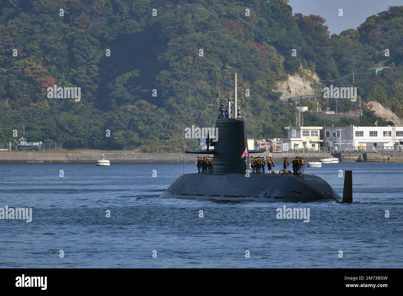 Un sottomarino giapponese della forza di autodifesa marittima di classe Oyashio che lascia il porto di Yokosuka in Giappone. Foto Stock