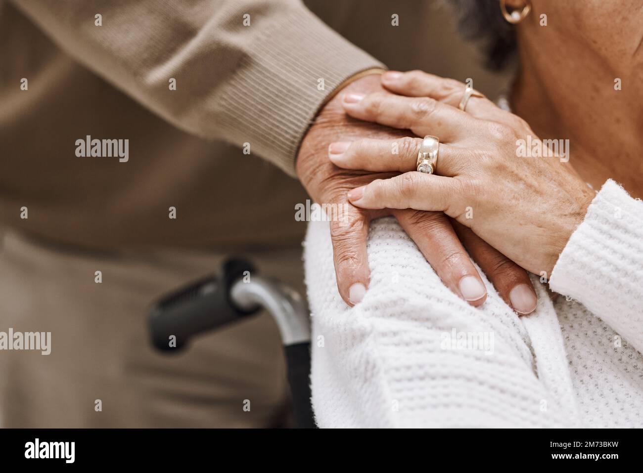 Amore, disabilità e mani di coppia in pensione con cura, gratitudine e sostegno nel matrimonio. Unità, rispetto e persone anziane che tengono le mani per Foto Stock