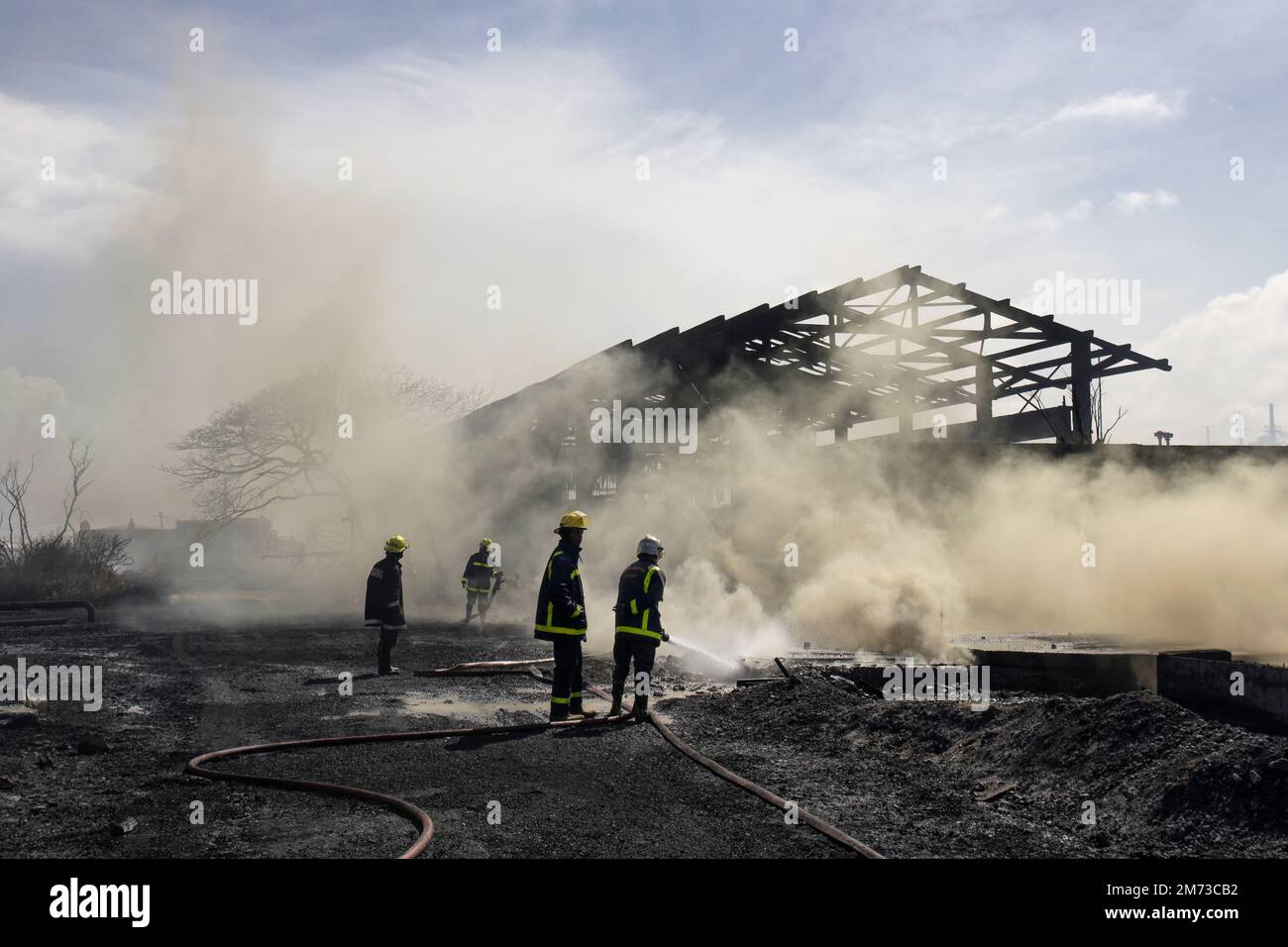 I vigili del fuoco di fronte a un incendio su larga scala alla base delle superpetroliere di Matanzas Foto Stock