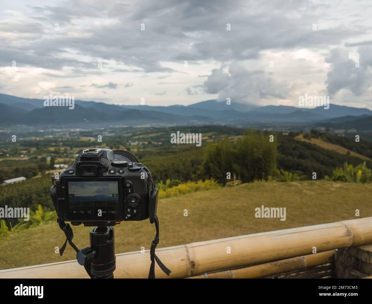 Fotocamera reflex digitale su un treppiede fotografando il paesaggio in Yun Lai Viewpoint a Pai, Thailandia del Nord Foto Stock