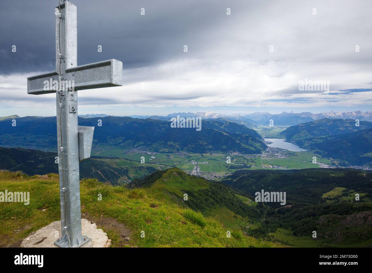 Cima croce, vista dalla cima Imbachhorn sulla valle Unterpinzgau. Lago Zell (Zeller See), Zell am See. Alpi di Kitzbühel. Austria. Europa. Foto Stock