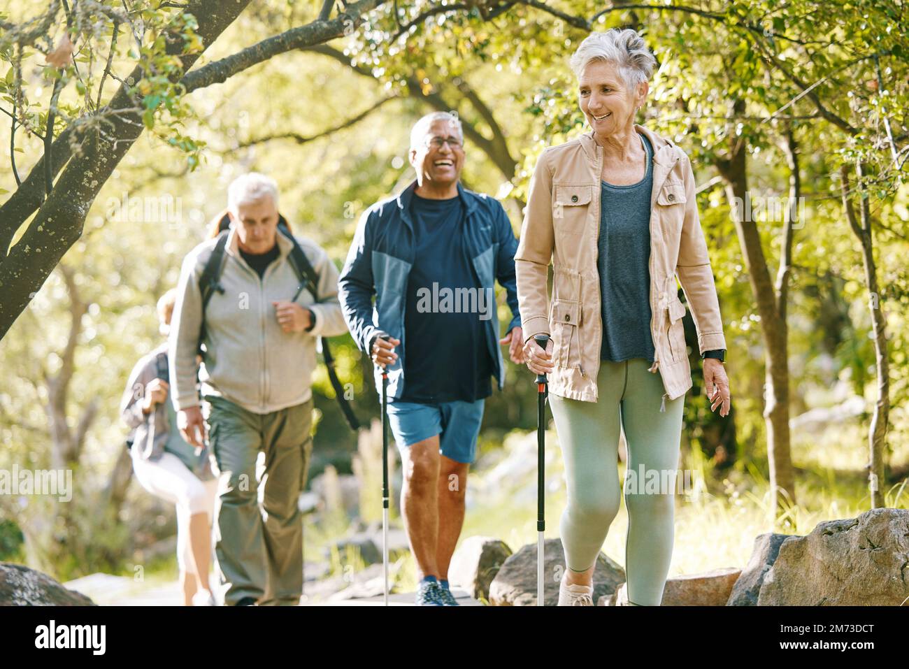 Escursioni, anziani e persone, felice all'aperto con la natura, fitness e divertimento nel parco, trekking di gruppo esercizio a Boston. Diversità, amici e felicità Foto Stock