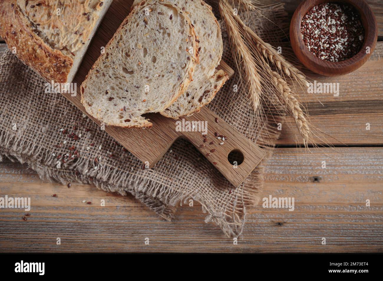 Pane a grani interi cotto a fette con semi di lino Foto Stock