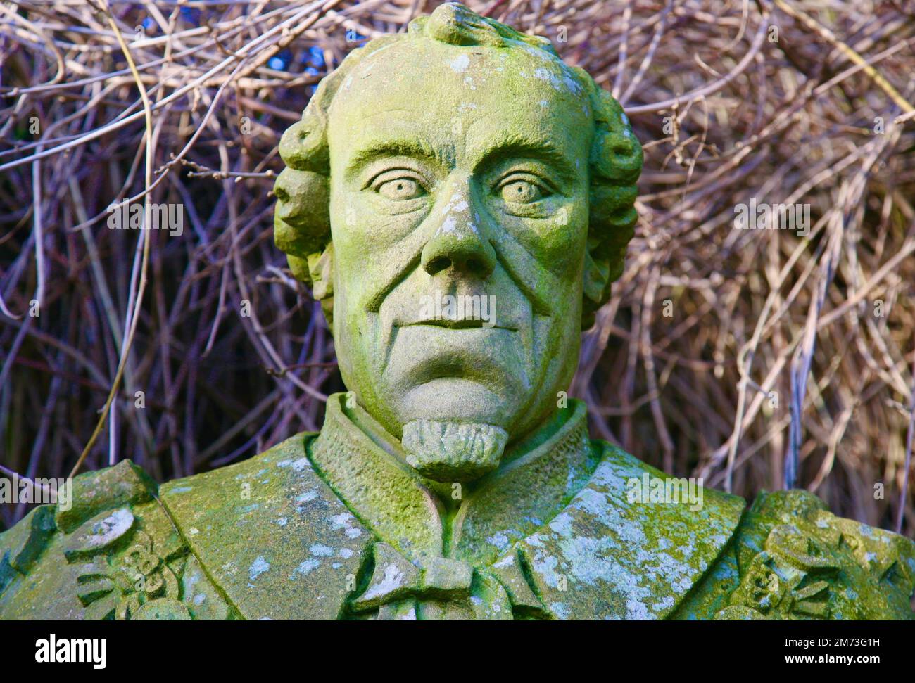 Una vista ravvicinata di una scultura in pietra di Benjamin Disraeli Foto Stock