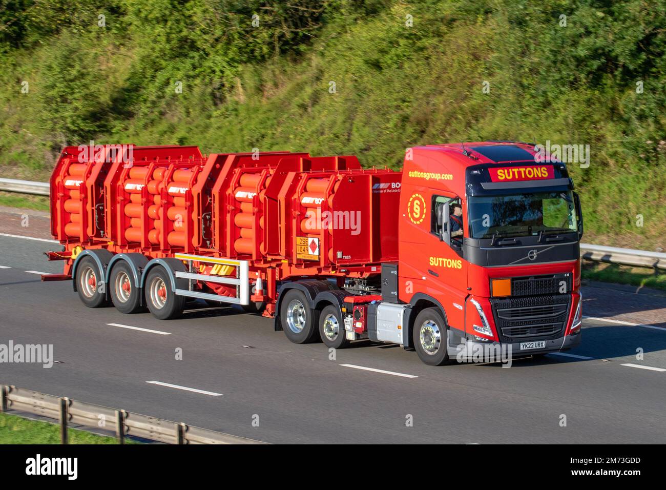 SUTTONS GROUP 2022 Red Volvo 12777 cc HGV che trasporta gas BOC sull'autostrada M6, Regno Unito Foto Stock