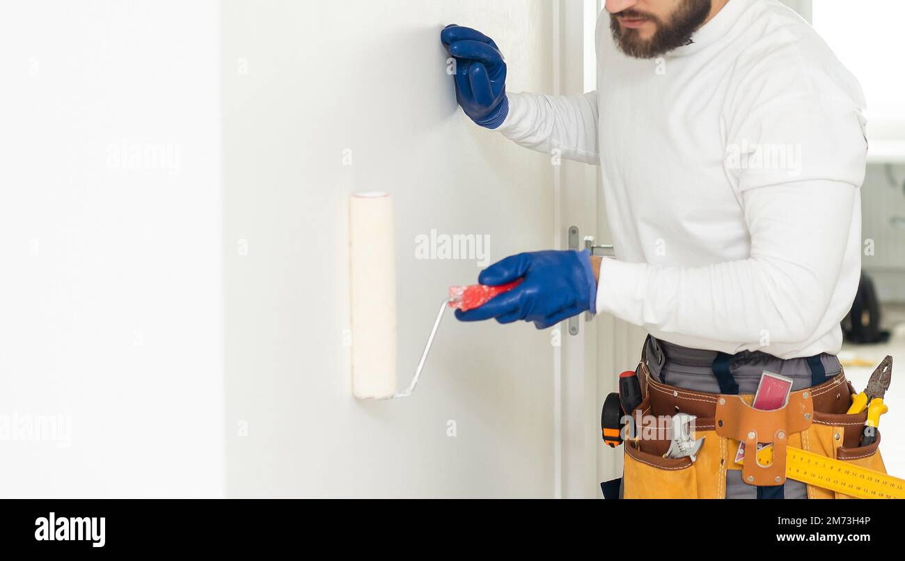 Maschio con cintura piena di strumenti manuali per la riparazione di casa. Foto Stock
