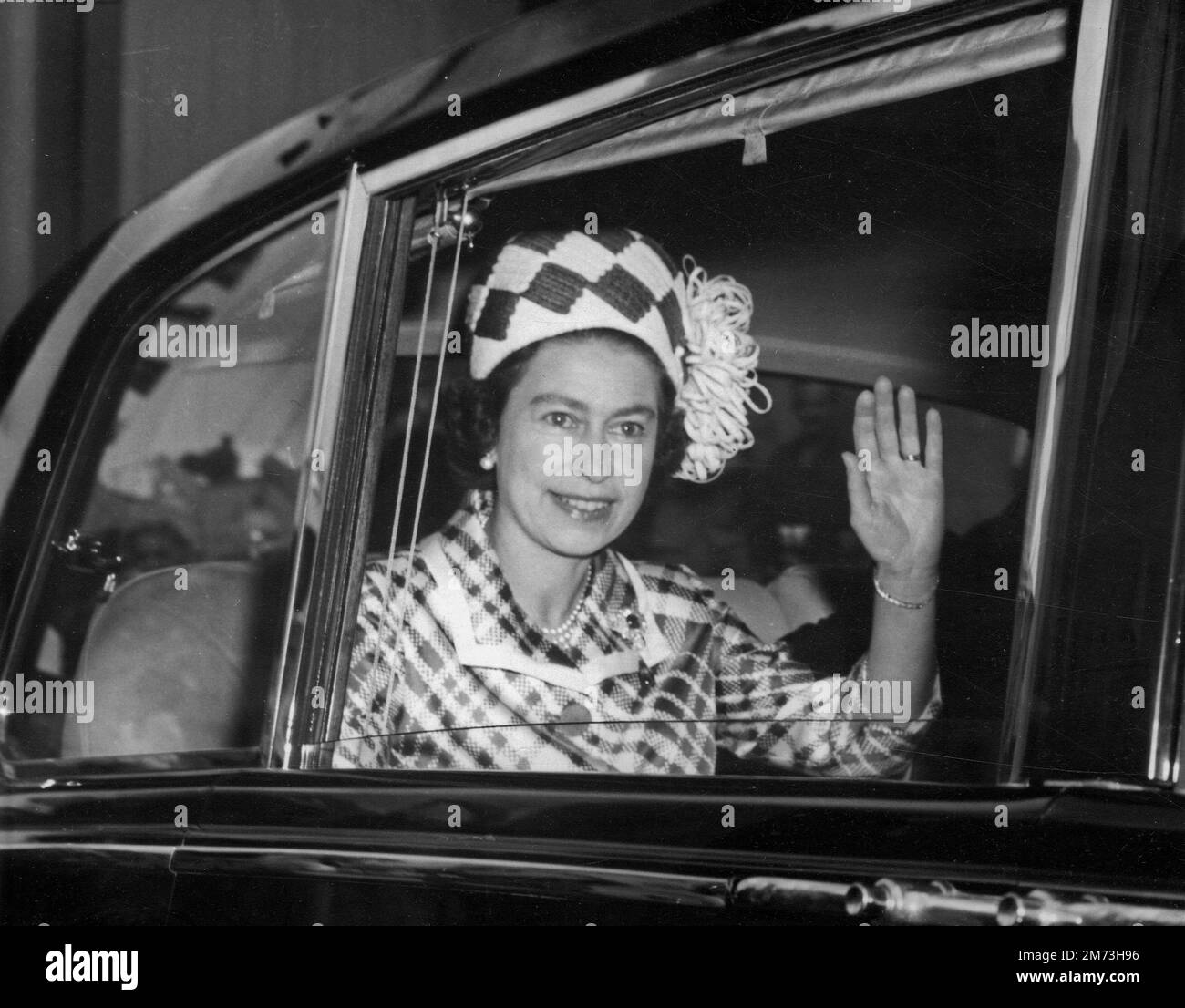 QUEENSLAND, AUSTRALIA - 1970 - la regina Elisabetta II ( 1926-2022 ) sventolando a una folla nel Queensland, Australia durante la sua visita nel 1970 - Foto: Geopix Foto Stock