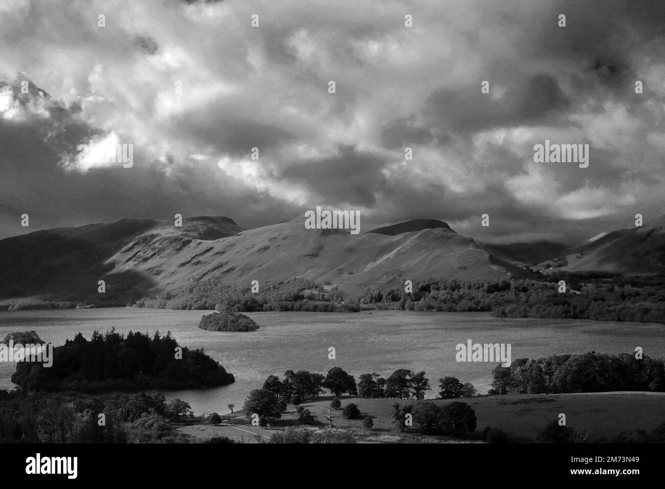 Vista su Cat Bells Fell da Castlehead è caduto sopra Derwentwater, Keswick città, Cumbria, Lake District National Park, Inghilterra, UK Cat Bells Fell è su Foto Stock