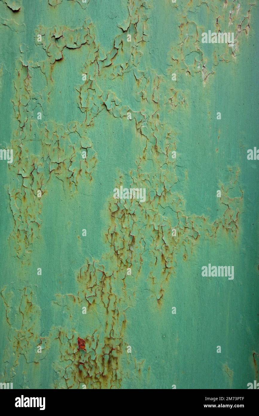 Sfondo della superficie metallica con crepe arrugginite nella vecchia vernice verde Foto Stock
