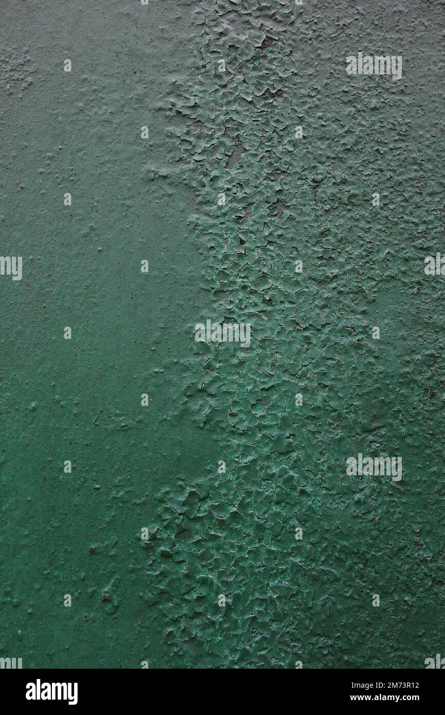 Sfondo della superficie metallica ricoperta di vecchia vernice verde Foto Stock