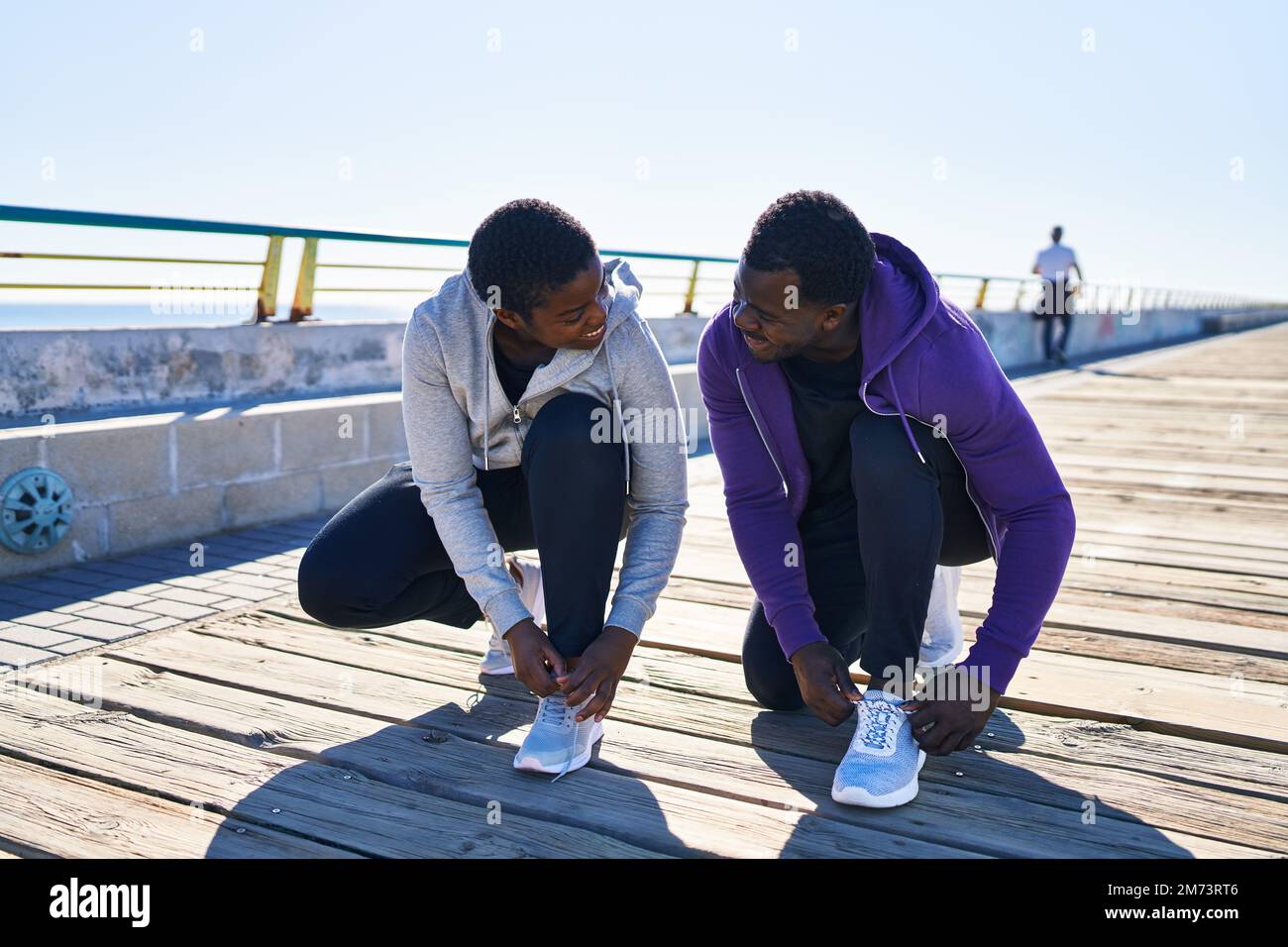 Coppia uomo e donna che indossa scarpe da legatura sportive in riva al mare  Foto stock - Alamy