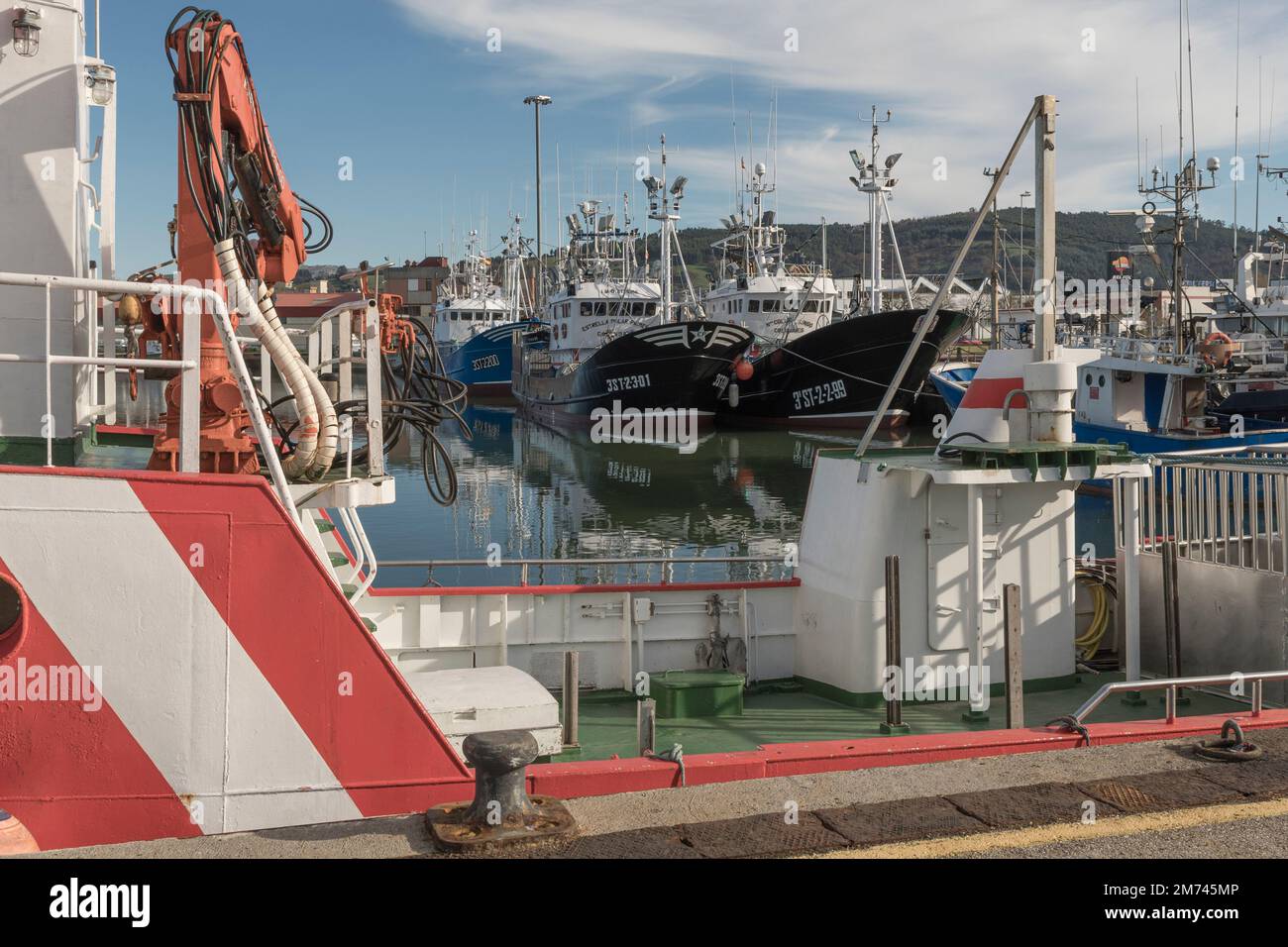 Barche da pesca in partenza dalla darsena del porto di Colindres, Cantabria, Spagna, Europa Foto Stock