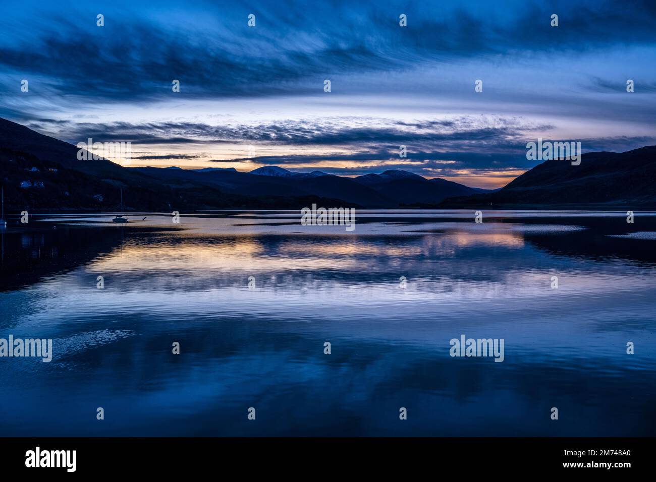 Vista che guarda a sud attraverso Loch Broroom dal porto di Ullapool durante la pausa di un giorno in una tranquilla mattinata invernale - Ullapool, Wester Ross, Highland, Scozia, Regno Unito Foto Stock