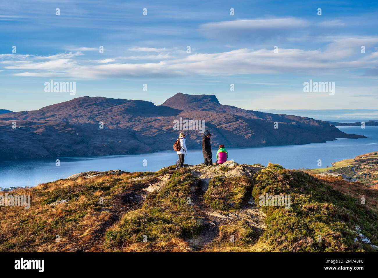 Escursionisti sulla cima di Meall Mor (Ullapool Hill) che guarda sopra Loch Broa mare aperto lontano - Wester Ross, Highland, Scozia, Regno Unito Foto Stock