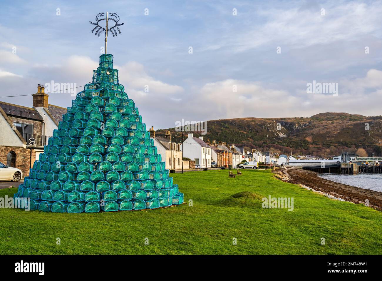 Albero di Natale di Ullapool fatto dalle creelle dell'aragosta con la luce della fata del granchio sulla parte superiore - Ullapool, Wester Ross, Highland, Scotland, UK Foto Stock