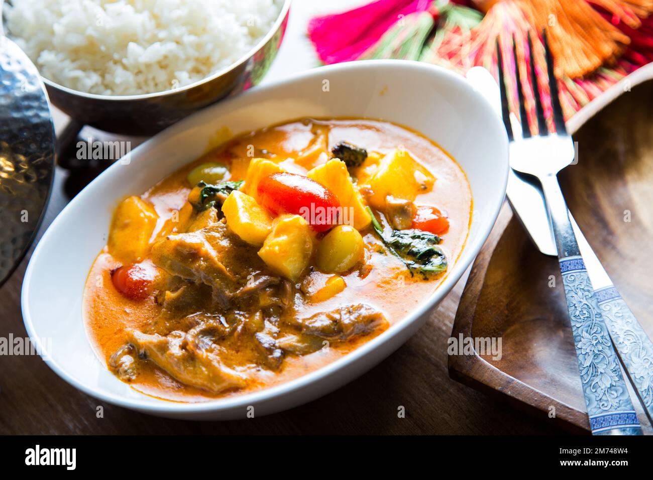 Zuppa asiatica di curry con carne e verdure servita in una ciotola. Foto Stock