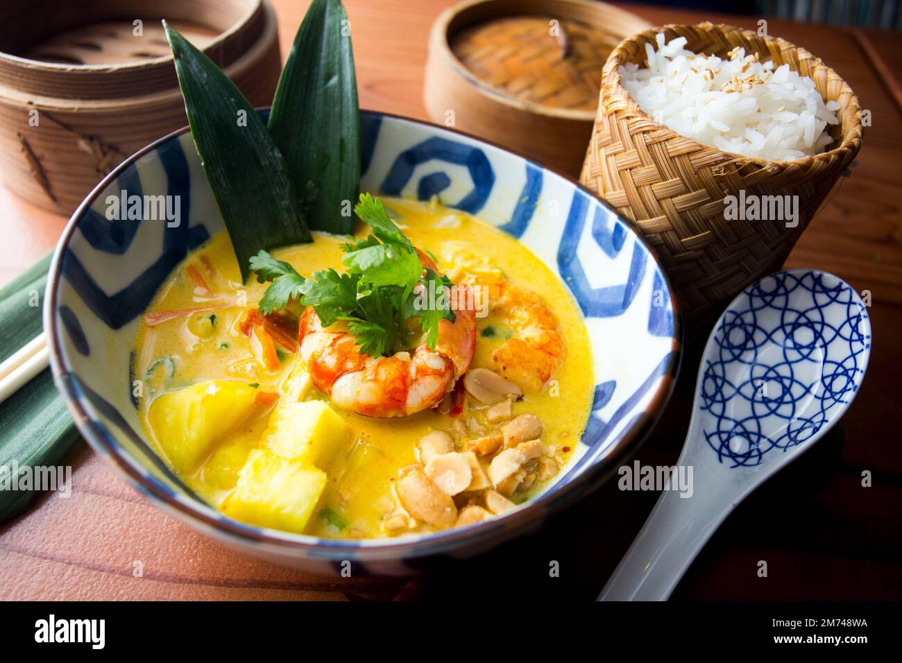 Zuppa di curry tailandese asiatico con gamberetti e verdure serviti in una ciotola. Foto Stock