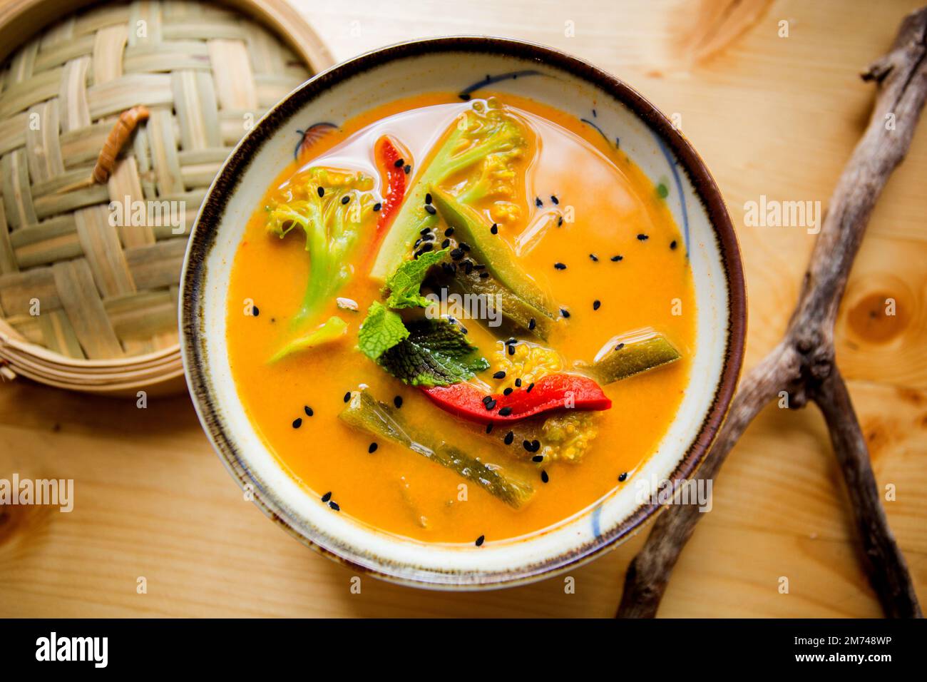 Zuppa asiatica di curry con carne e verdure servita in una ciotola. Foto Stock