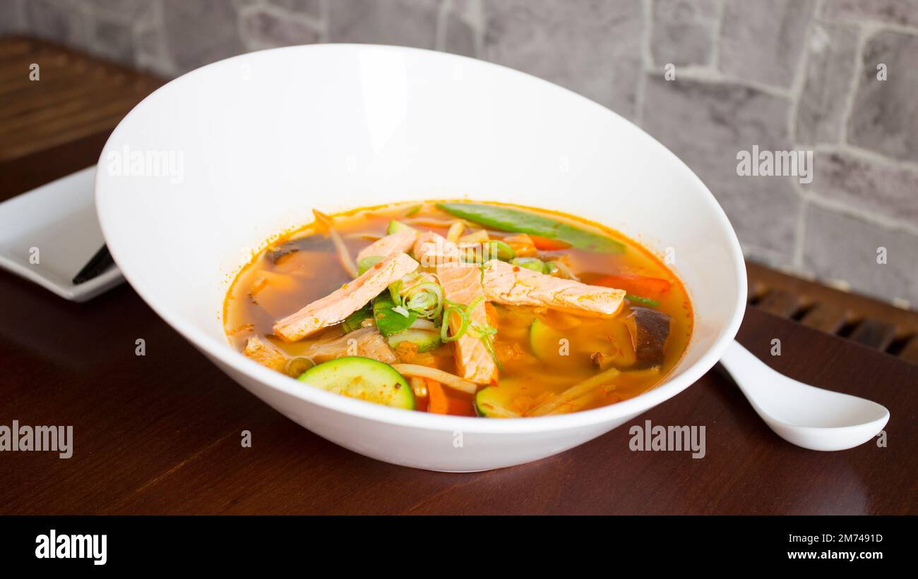 Zuppa di salmone in un ristorante tradizionale in Giappone. Foto Stock