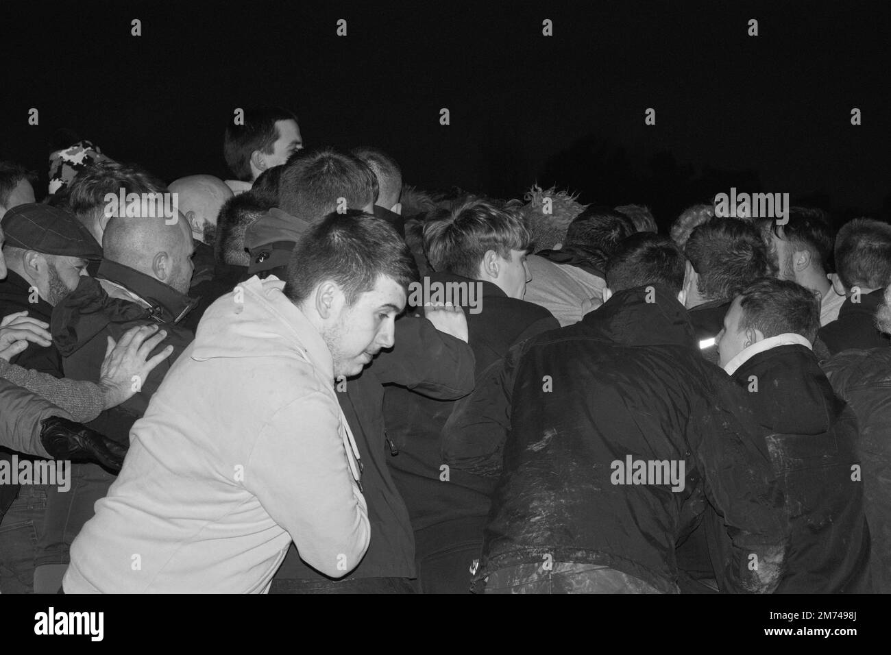 Haxey, North Lincolnshire, Regno Unito - 01 06 2023: L'Haxey Hood oscilla in pieno svolgimento durante l'antica rievocazione dell'evento storico. Foto Stock