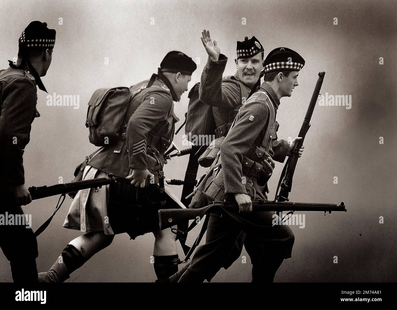 Enactor in mostra militare raffigurante soldato delle guerre mondiali. Foto Stock