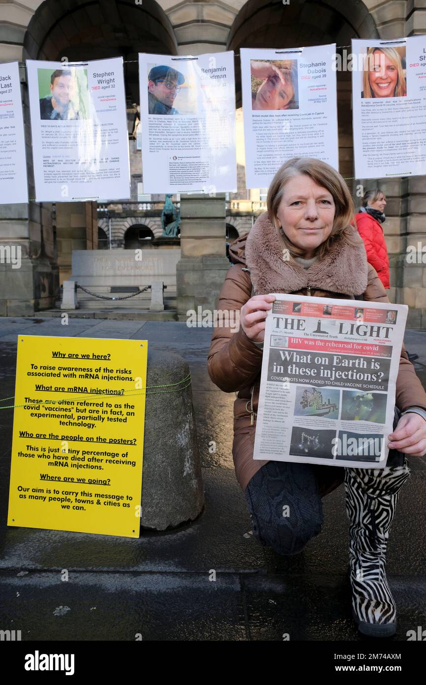 Edimburgo, Scozia, Regno Unito. 7th gennaio 2023. Scozia contro Lockdown rally fuori St. Giles Cathedral sul Royal Mile. Campagna che dice NO agli scozzesi e al Regno Unito Coronavirus Act 2020, NO alle maschere facciali obbligatorie e NO ai vaccini obbligatori. Credit: Craig Brown/Alamy Live News Foto Stock
