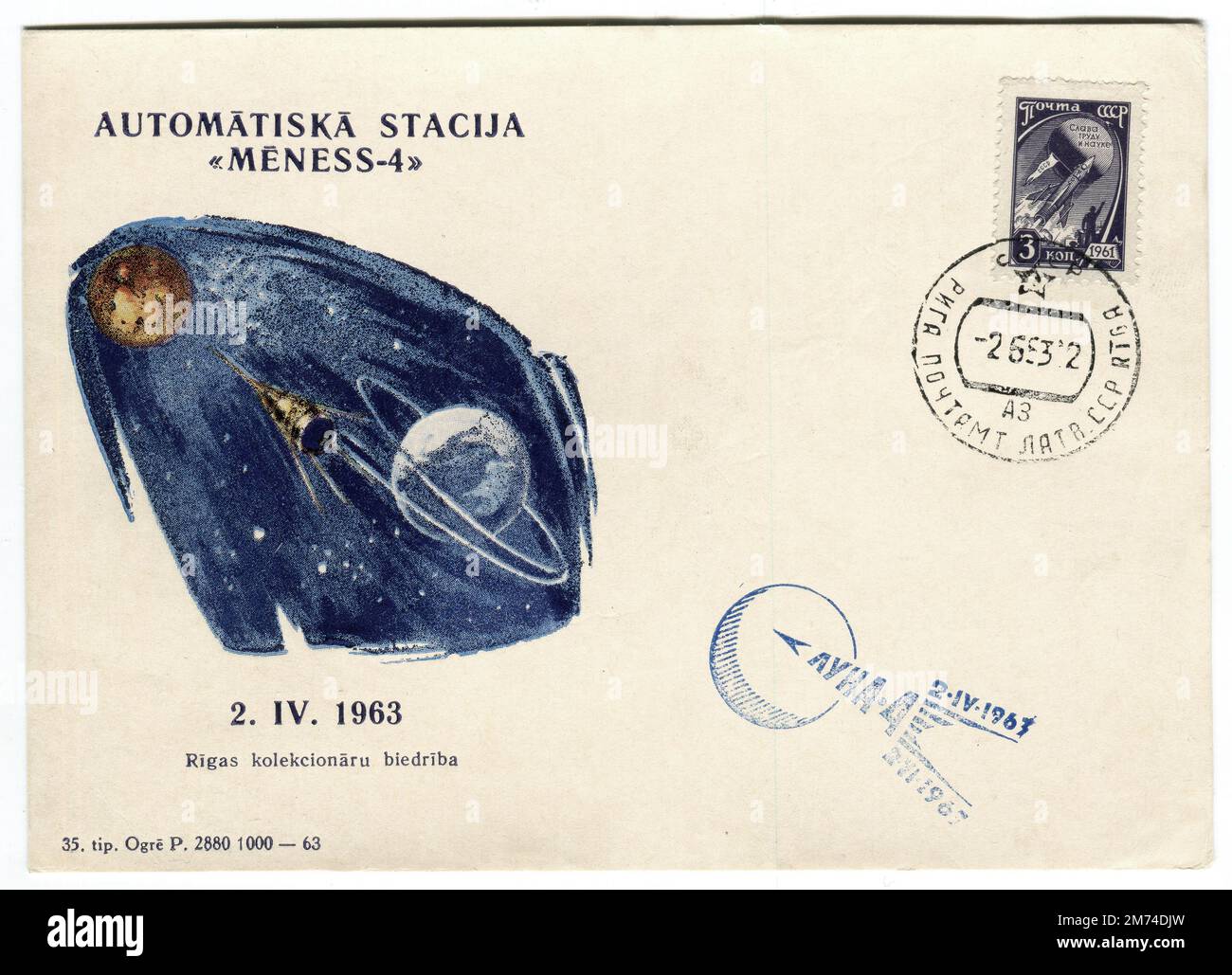 Una copertura spaziale sovietica d'epoca pubblicata il 2 giugno 1963 per commemorare il volo di Mēness-4 (Luna 4). La copertina è decorata con un'immagine stilizzata della navicella spaziale che si dirige verso la luna e con la didascalia tradotta, "contabilità per gli Stati Uniti Luna-4". In competizione con il programma spaziale Apollo degli Stati Uniti, Luna 4, o e-6 No.4, è stata una navicella spaziale sovietica lanciata come parte del programma Luna per tentare il primo atterraggio morbido sulla Luna. La navicella spaziale non riuscì ad eseguire una correzione di rotta e di conseguenza perse la Luna, rimanendo invece nell'orbita terrestre. Foto Stock