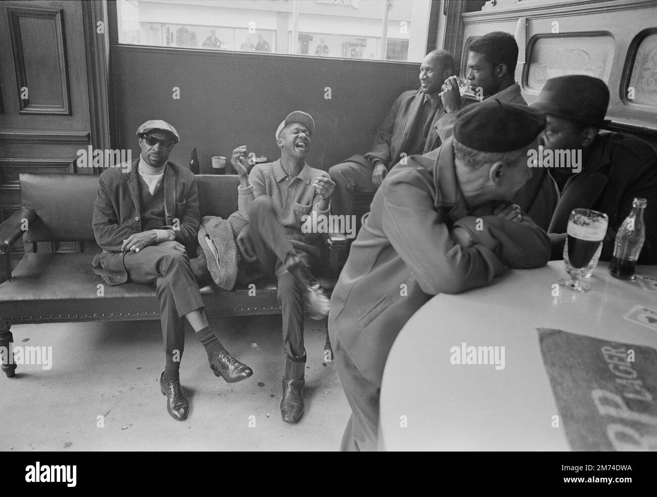 Londra. Fine 1960s. Un gruppo di amici che si socializzano nel pub Duke of Wellington, situato all'angolo tra Portobello Road e Elgin Crescent nel quartiere di Notting Hill del Royal Borough di Kensington e Chelsea, West London. Foto Stock
