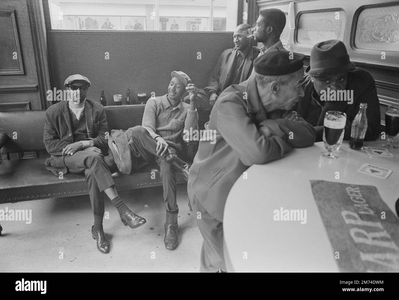 Londra. Fine 1960s. Un gruppo di amici che si socializzano nel pub Duke of Wellington, situato all'angolo tra Portobello Road e Elgin Crescent nel quartiere di Notting Hill del Royal Borough di Kensington e Chelsea, West London. Foto Stock
