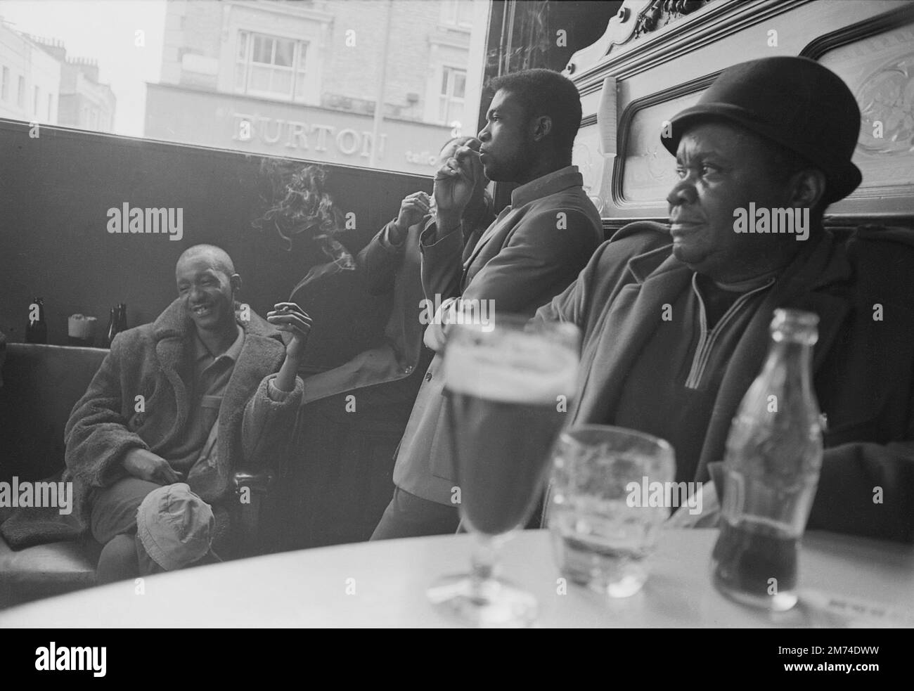 Londra. Fine 1960s. Un gruppo di amici che si socializzano nel pub Duke of Wellington, situato all'angolo tra Portobello Road e Elgin Crescent nel quartiere di Notting Hill del Royal Borough di Kensington e Chelsea, West London. Foto Stock