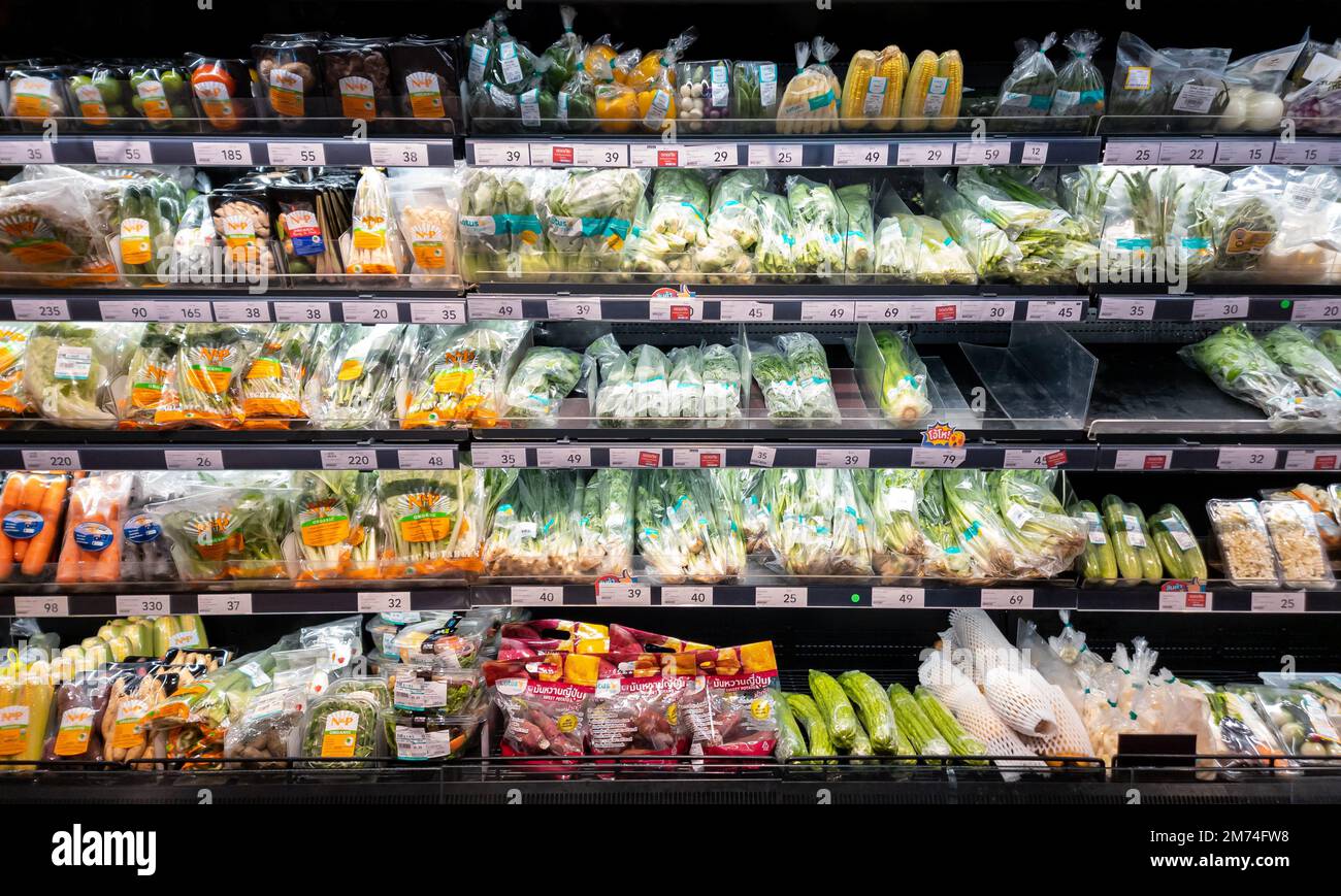 Bangkok, Thailandia - 12 novembre 2022: Vari di frutta fresca su scaffale in moderno supermercato. Foto Stock
