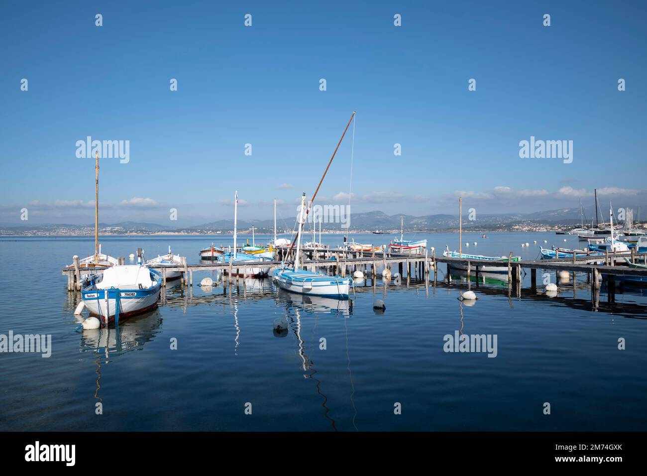 Barche tradizionali, colorate e tipiche da pesca, lateens e pointus, anche chiamato la barquette marseillaise al porto di Six-Fours-Les-Plages, Sou Foto Stock