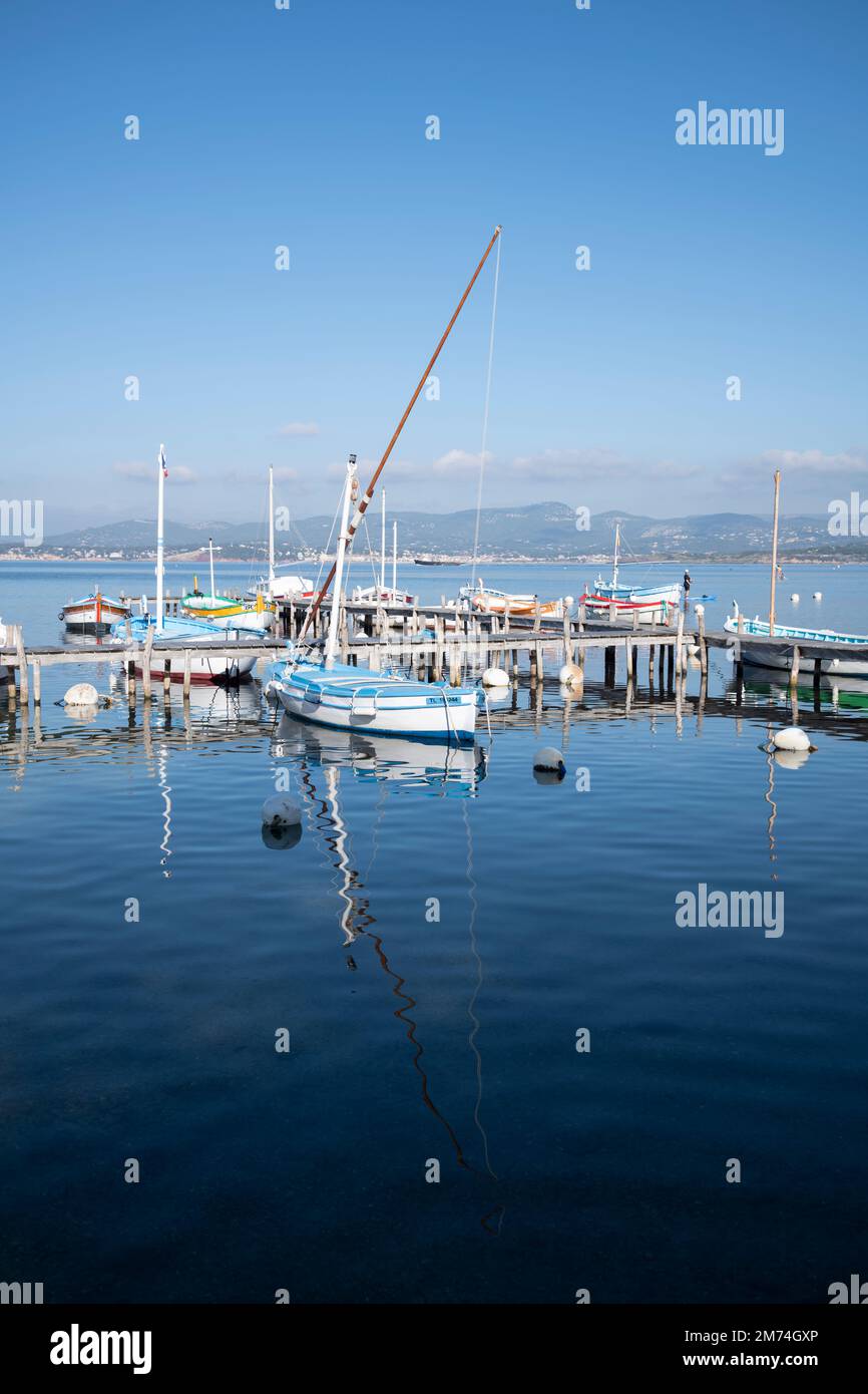 Barche da pesca tradizionali, colorate e tipiche, lateen o latin-rig al porto di Six-Fours-Les-Plages, nel sud della Francia Foto Stock