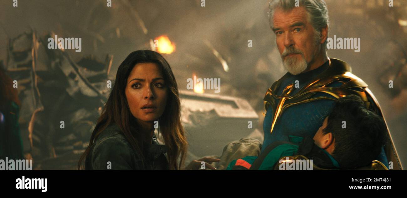 PIERCE BROSNAN e SARAH SHAHI in NERO ADAM (2022), diretto da JAUME COLLET-SERRA. CREDITO: DC ENTERTAINMENT/WARNER BROS. / Album Foto Stock