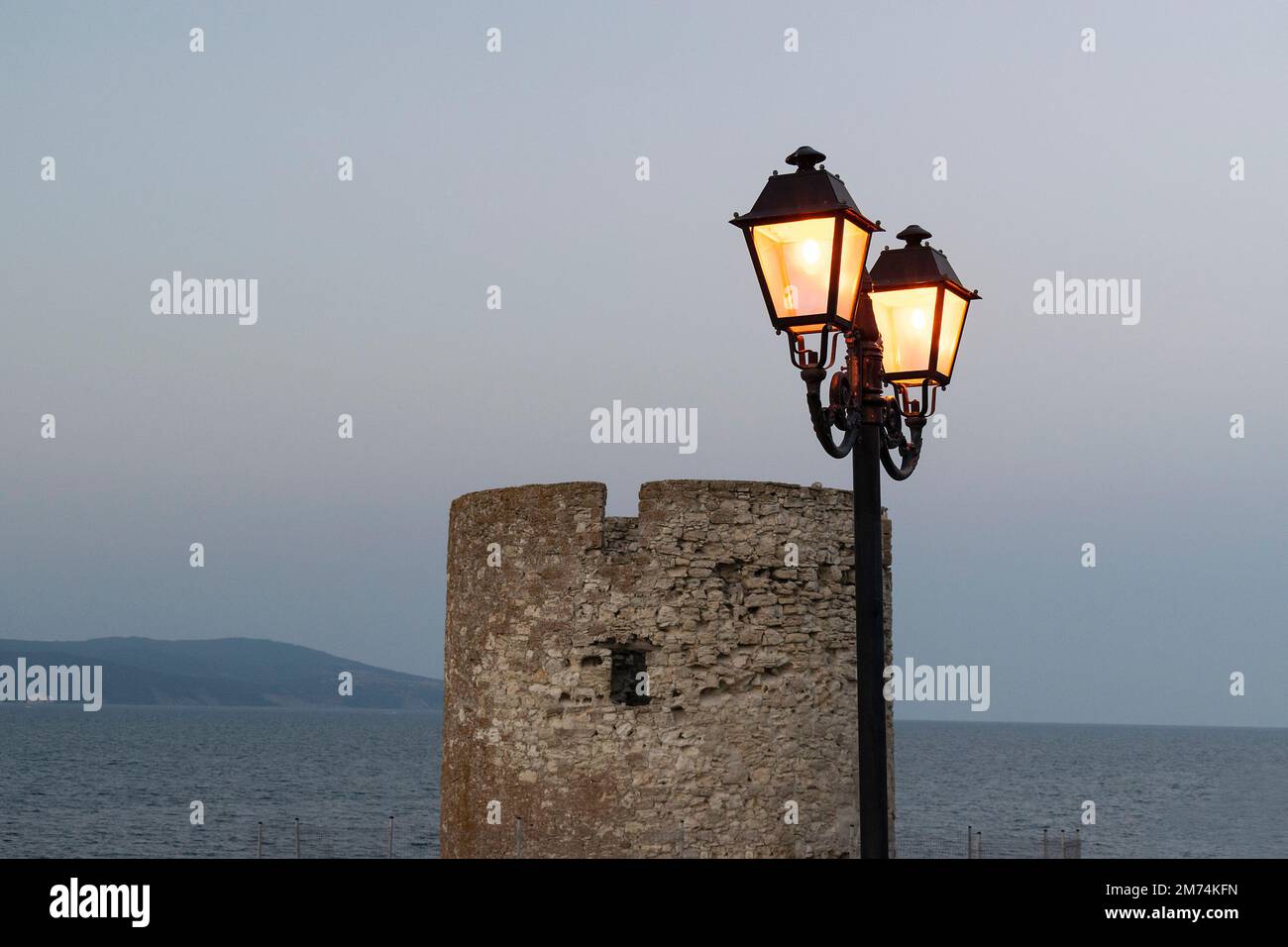 Silhouette di una lampada da strada nella chiara mattina Foto Stock