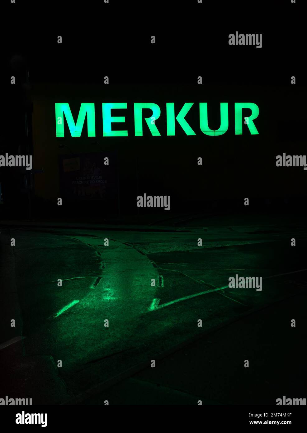Lubiana, Slovenia - 26 dicembre 2022: Merkur è una catena di negozi nei centri commerciali sloveni Foto Stock