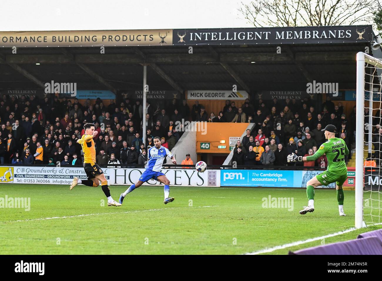 Cambridge, Regno Unito. 7th gennaio 2023. Scott Sinclair (7 Bristol Rovers) ottiene 1-2 punti durante la partita della Sky Bet League 1 tra Cambridge United e Bristol Rovers all'Abbey Stadium di Cambridge sabato 7th gennaio 2023. (Credit: Kevin Hodgson | MI News) Credit: MI News & Sport /Alamy Live News Foto Stock
