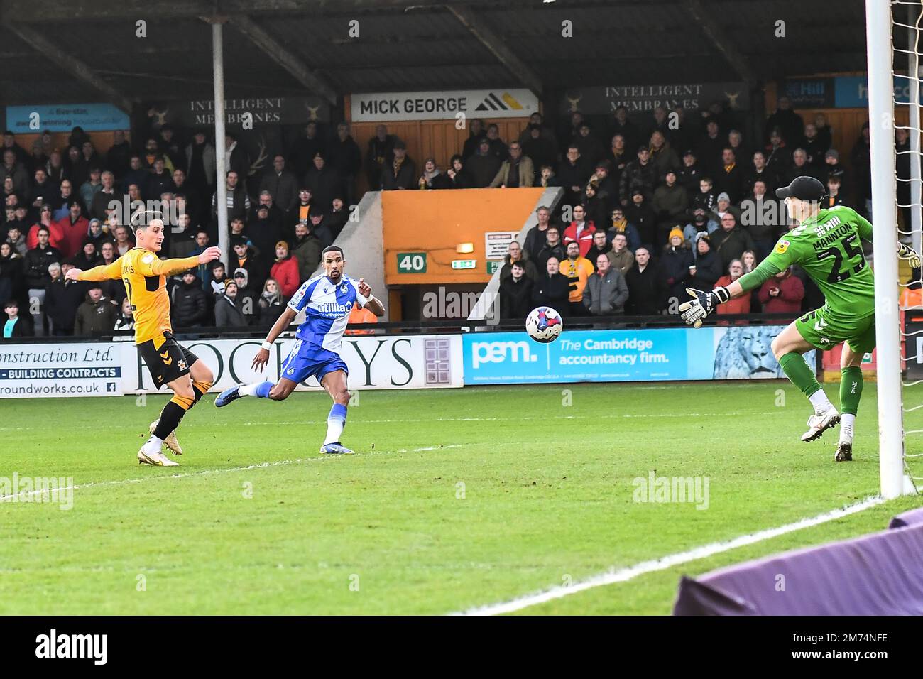 Cambridge, Regno Unito. 7th gennaio 2023. Scott Sinclair (7 Bristol Rovers) segna i Bristols secondo 1-2 durante la partita della Sky Bet League 1 tra Cambridge United e Bristol Rovers all'Abbey Stadium di Cambridge sabato 7th gennaio 2023. (Credit: Kevin Hodgson | MI News) Credit: MI News & Sport /Alamy Live News Foto Stock