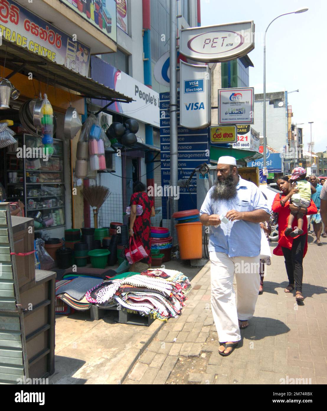Pedoni su una strada a Colombo, Sri Lanka. Foto Stock