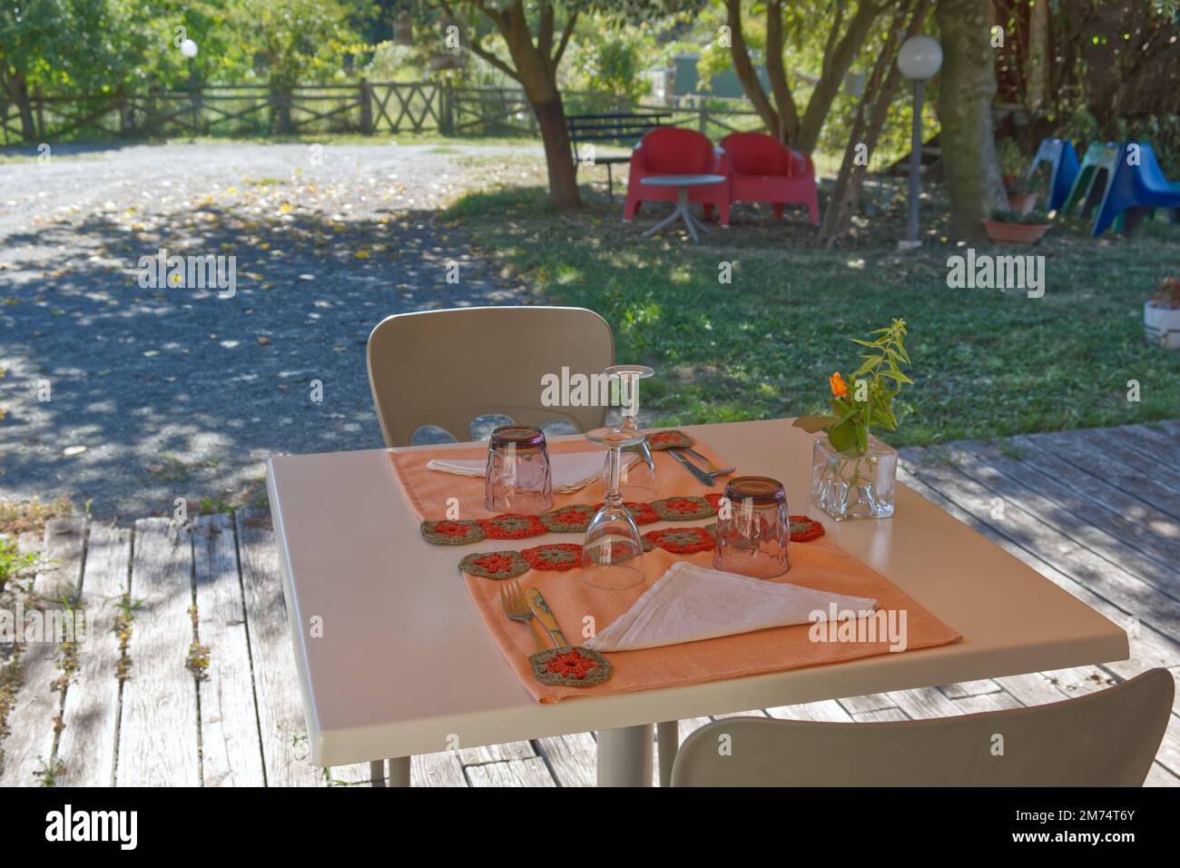 tavolo romanticamente impostato per due sul patio giardino Foto Stock