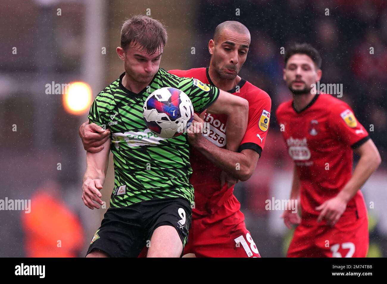 George Miller (a sinistra) di Doncaster Rovers e Theo Archibald di Leyton Orient combattono per la palla durante la partita della Sky Bet League One al Breyer Group Stadium, Londra. Data immagine: Sabato 7 gennaio 2023. Foto Stock