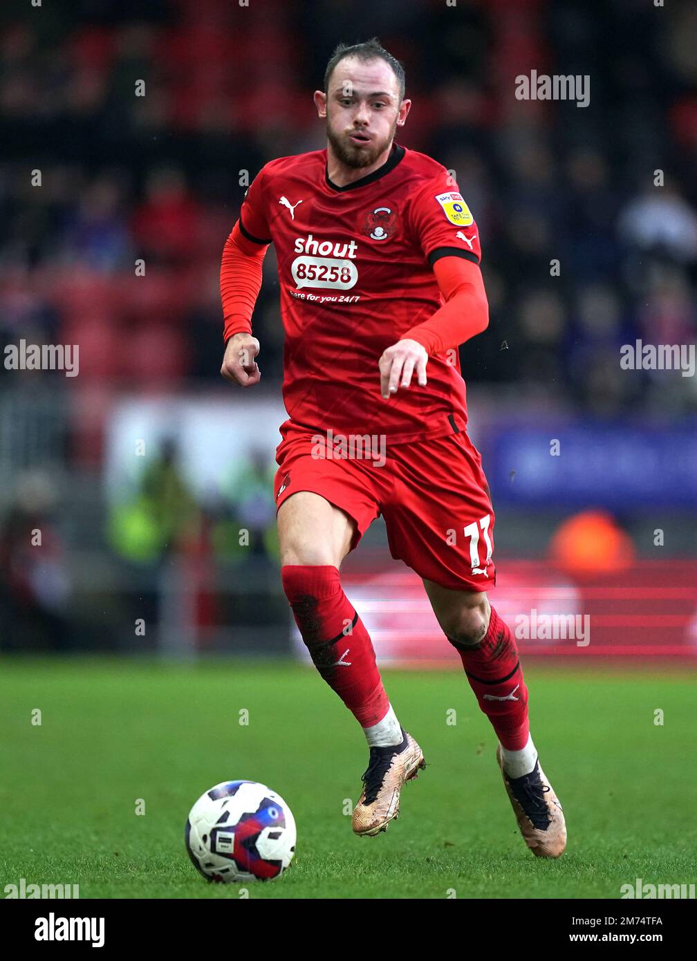 Theo Archibald di Leyton Orient in azione durante la partita della Sky Bet League One al Breyer Group Stadium, Londra. Data immagine: Sabato 7 gennaio 2023. Foto Stock