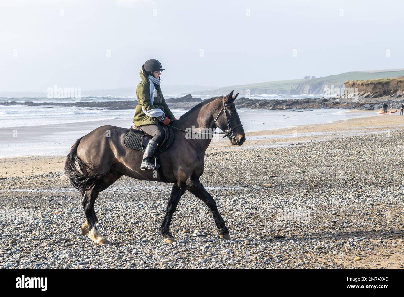 Garrylucas Beach, West Cork, Irlanda. 7th Jan, 2023. Met Éireann ha emesso un avvertimento giallo per cinque contee. L'avvertimento giallo del vento è per le contee Kerry, Clare, Galway, Mayo e Donegal ed è valido fino alle 08,00 di domani mattina (Dom 8th). Prendendo il suo cavallo 'TJ' per un giro sulla spiaggia è stato Alison Chambers da Garretstown. Credit: AG News/Alamy Live News Foto Stock