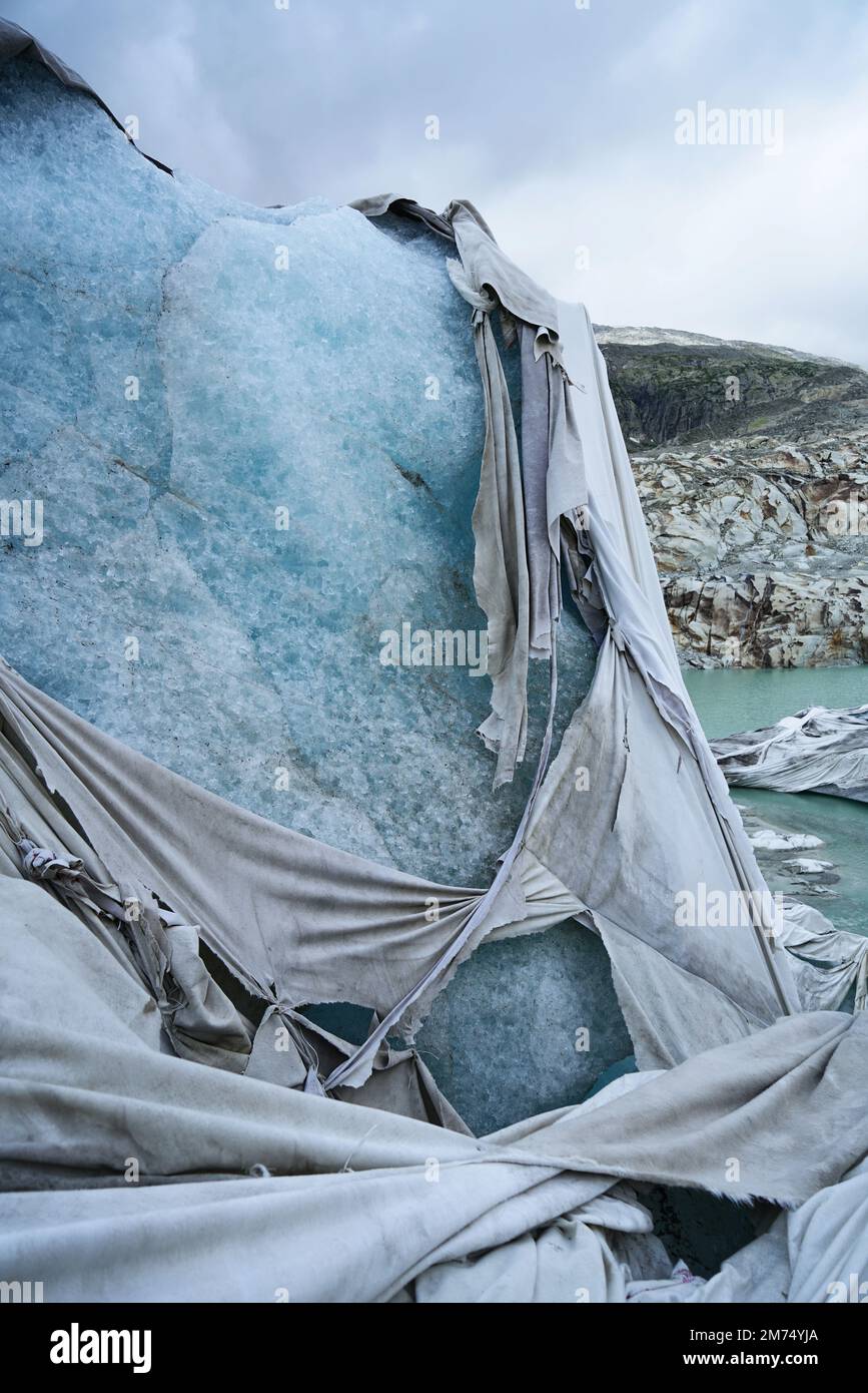 Lo scioglimento del ghiacciaio del Rodano è il segno più visibile del cambiamento climatico. A causa delle alte temperature, i fogli bianchi non possono più proteggere il ghiacciaio Foto Stock
