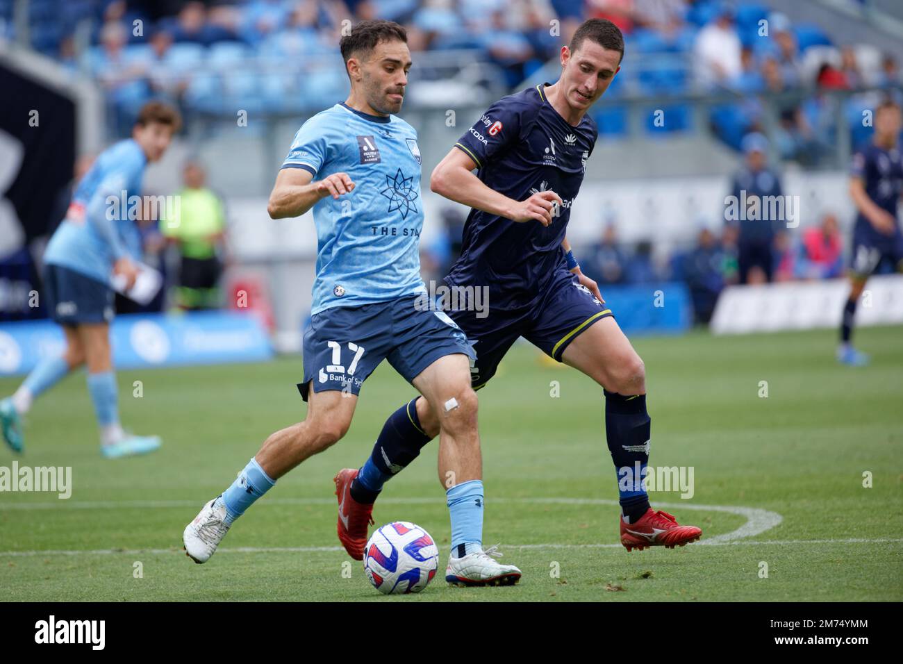 Bozhidar Kraev di Wellington compete per la palla con Anthony Caceres del Sydney FC durante la partita tra il Sydney FC e Wellington allo stadio Allianz il 7 gennaio 2023 a Sydney, Australia Foto Stock