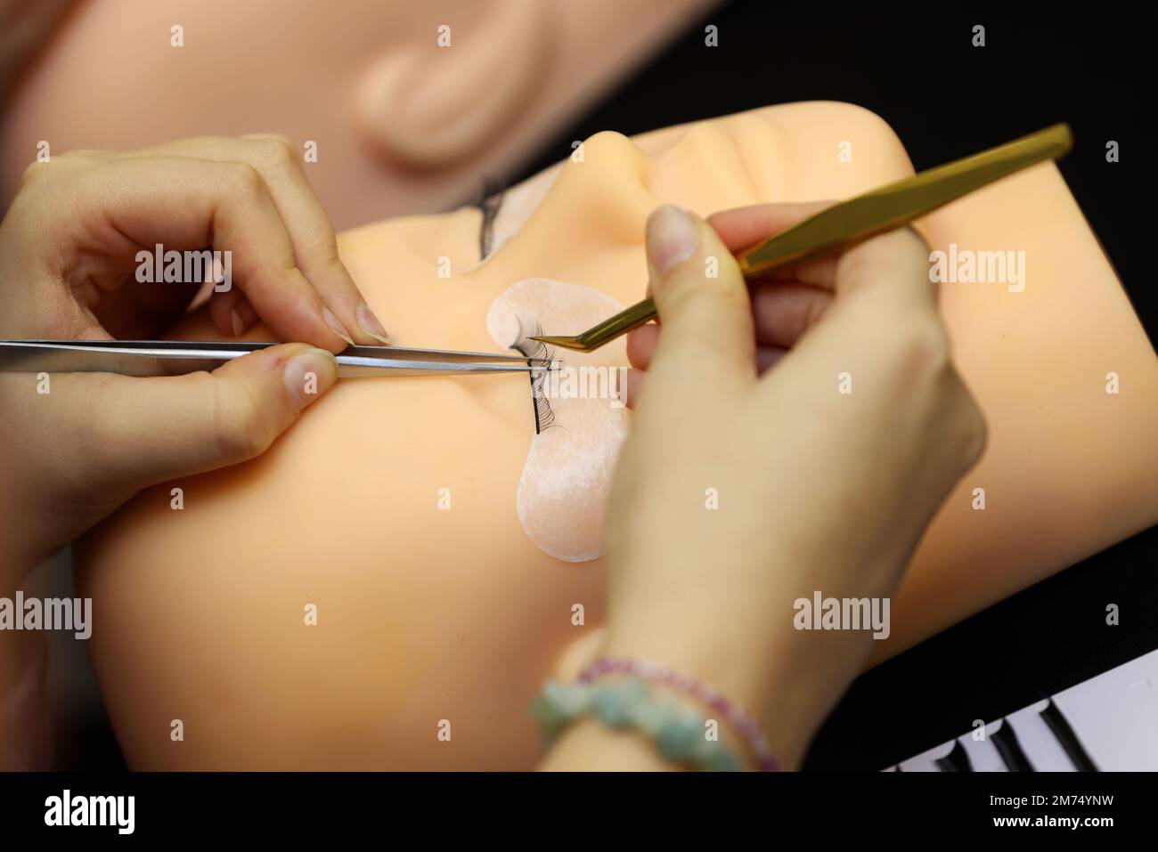 Studenti che partecipano a una sessione di formazione Beauty / eyelashes a Portsmouth, Hampshire, Regno Unito. Foto Stock