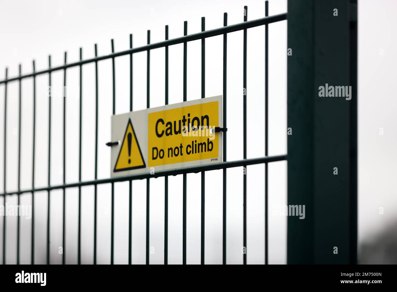 Attenzione, non salire il cartello su una recinzione a Sussex, Regno Unito. Foto Stock