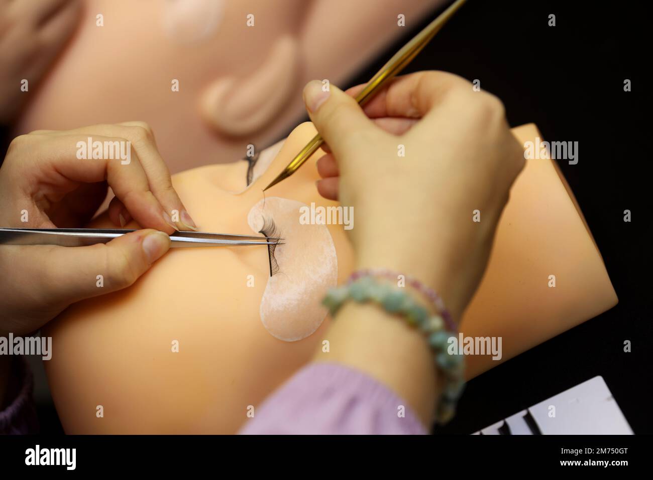 Studenti che partecipano a una sessione di formazione Beauty / eyelashes a Portsmouth, Hampshire, Regno Unito. Foto Stock